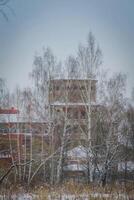 gammal fabrik byggnad i de vinter- foto