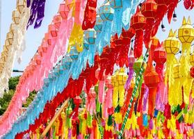 färgrik perspektiv se av thai lanna stil lyktor till hänga i främre av de tempel i hundra tusen lyktor festival, lumphun, thailand. foto