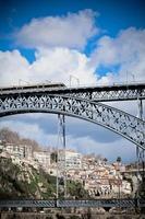 metro tåg på de bro av dom luiz i porto foto