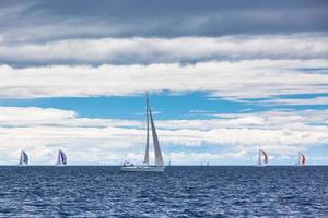 Yacht regatta på de adriatisk hav i blåsigt väder foto