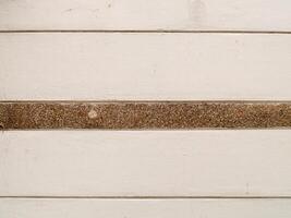 textur av betong väl och grus med slits i horisontell linje foto