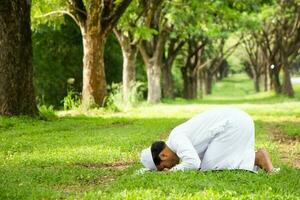 asiatisk muslim man ber, ramadan festival begrepp foto