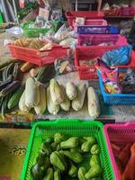 Foto av färsk grönsaker redo till vara såld i de marknadsföra