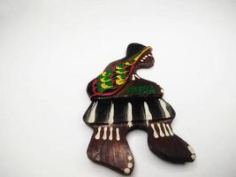 depok, väst java, Indonesien, 2022 - kylskåp magnet formad tycka om en man från de asmat stam i papua, handgjord som han fick som en souvenir från papua efter en semester. isolerat på en vit bakgrund foto