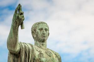 rom 2018 staty av gaius julius caesar i rom, Italien foto