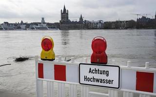extrem väder - varning tecken i tysk på de ingång till en översvämmad fotgängare zon i Köln, Tyskland foto