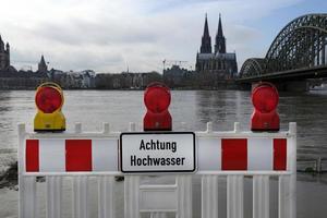 extrem väder - varning tecken i tysk på de ingång till en översvämmad fotgängare zon i Köln, Tyskland foto