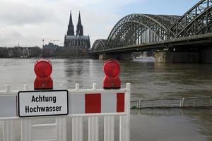 extrem väder - varning tecken i tysk på de ingång till en översvämmad fotgängare zon i Köln, Tyskland foto