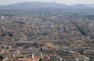 se över de stad av marseille från en kulle med ljus förorening i de luft foto