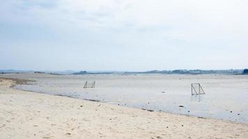 tömma fotboll gård i de strand under låg tidvatten. Bretagne, Frankrike foto