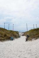 cyklar på de strand ingång. batz ö, Frankrike foto