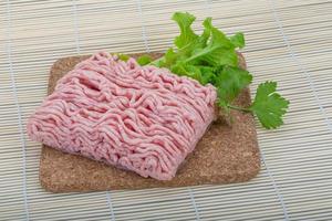 rå mald fläsk kött på trä- styrelse och trä- bakgrund foto