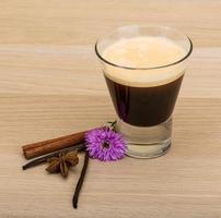 espresso med blomma på trä- bakgrund foto