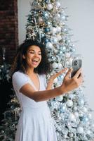 kvinna framställning video meddelande eller selfie begrepp av högtider. foto