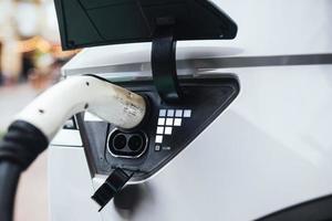 stänga upp kraft tillförsel för elektrisk bil laddning. foto