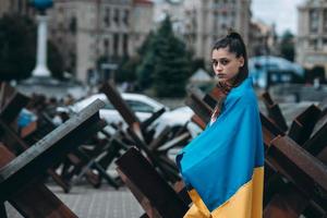 ung kvinna täckt med de ukrainska flagga foto