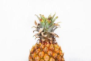 ananas isolerat på en vit bakgrund. foto