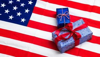 4:e av juli amerikan Lycklig oberoende dag kort med gåva lådor i nationell färger amerikan flagga på vit bakgrund, platt lägga, topp se, kopia Plats, baner foto