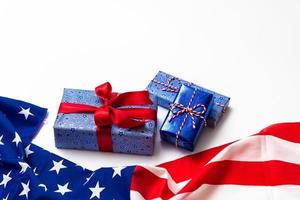 4:e av juli amerikan Lycklig oberoende dag kort med gåva lådor i nationell färger amerikan flagga på vit bakgrund, platt lägga, topp se, kopia Plats, baner foto