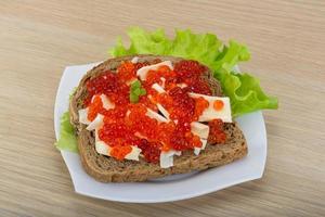 smörgås med röd kaviar foto