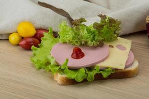 smörgås med ost och korv foto