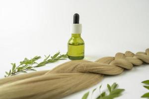 cbd hår naturlig olja eller serum stående på de vit bakgrund foto