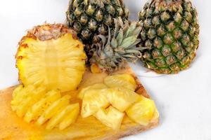 ananas isolerat på en vit bakgrund. foto