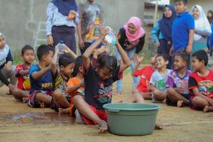 magetan, Indonesien. augusti 17, 2022. indonesiska barn är Lycklig till fira Indonesiens oberoende dag förbi deltar i en konkurrens. foto