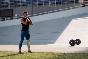 sportigt kille Träning med kettlebell. styrka och motivering. foto