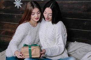 två vackra flickor vid jul foto