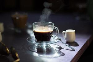 kopp varmt kaffe på bordet foto