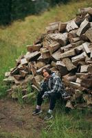 kvinna i de skog nära de Pol av hackad trä foto