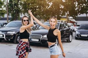 två flickor träffade i de bil parkering foto