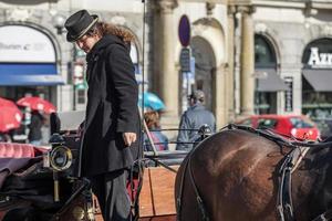 Prag, Tjeckien, 2014. Häst och vagn på det gamla torget i Prag foto