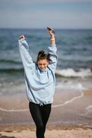 skön kvinna i en offentlig strand efter promenad med sportig se foto