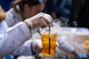 flerfärgad alkoholhaltig och alkoholfri cocktails med strån foto