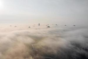 antenn se av de stad i de dimma. skyskrapor ovan de dimma foto