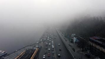 en stad täckt i dimma. stad trafik, antenn se foto