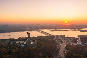 kiev horisont över skön eldig solnedgång, ukraina. monument fosterland. foto