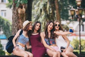fyra skön ung flickor göra selfie foto