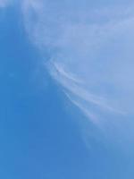 blå himmel med tunn vit moln foto