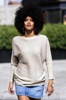porträtt av attraktiv afro kvinna på gatan foto