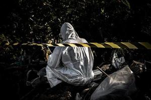 asiatisk forskare ha på sig kemisk skydd kostym kolla upp fara kemisk, arbetar på farlig zon, insamling prover i fall av korona virus undersökning utbrott från Kina. foto