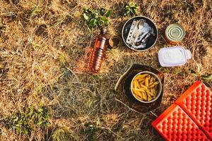 topp se gryta med pasta matlagning rå och camping redskap Tillbehör, matta lägga på jord på camping sport utomhus i natur foto