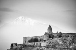 svart vit bild av historisk landmärke i armenia - khor virap kloster med ararat berg topp bakgrund. känd landmärke destination panorama- se foto
