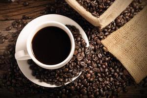 varm kopp kaffe med säck inuti kaffebönan