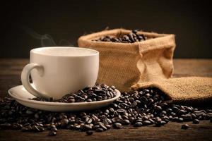 varm kopp kaffe med säck inuti kaffebönan