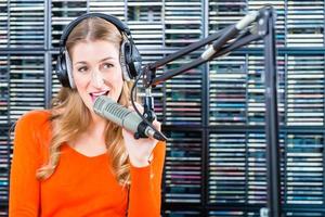 kvinnlig presentatör i radiostationen på luften