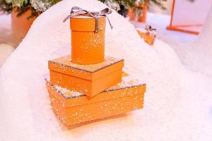 Moskva, Ryssland, 2021 - hermes orange gåva lådor på de affär visa för försäljning, lyx presenterar för högtider foto