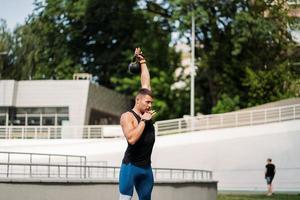 sportigt kille Träning med kettlebell. styrka och motivering. foto